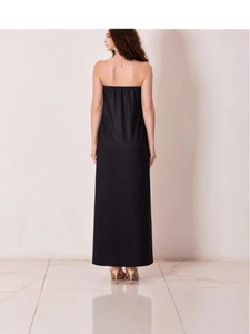Elegante abito lungo senza spalline nero con silhouette fluida per feste e cocktail