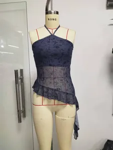 Détail du haut dos nu en mousseline bleu foncé avec imprimé fleuri et ourlet asymétrique