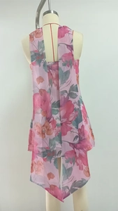 Detail der Textur des floralen Chiffonstoffs und der Schichten am sexy Minikleid