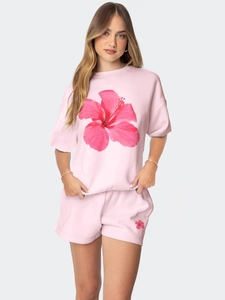 Ensemble de détente rose deux pièces avec t-shirt ample à fleurs et short à cordon