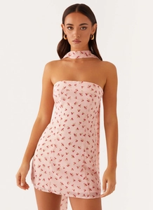 Detailansicht des rosa geblümten Bandeau-Minikleids mit passender Blumen-Halskette
