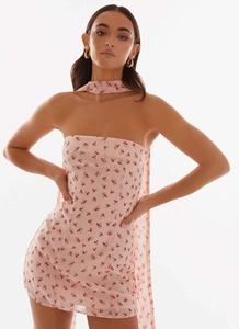 Detail des rosa geblümten trägerlosen Minikleids mit passendem Chiffon-Halstuch-Accessoire