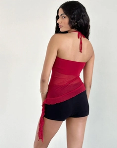 Détail du haut dos nu rouge avec patchwork en maille transparente et volants asymétriques
