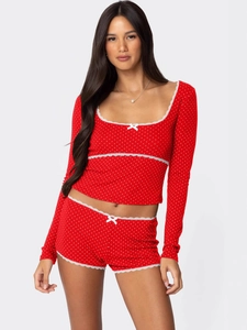 Rotes Polka-Dot Schlafanzug-Set mit Spitzenbesatz, Langarm-Crop-Top und passenden Shorts