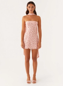 Detailsicht: Rosa Mini-Schlauchkleid mit Kirschprint und passendem Choker aus Chiffon