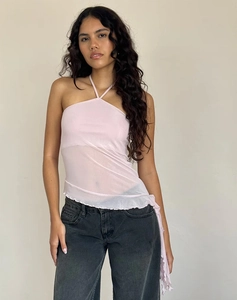 Détail du haut dos nu en mesh rose clair avec ourlet volanté asymétrique et lacets