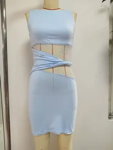 Détail de robe moulante sans manches bleu clair avec dentelle ajourée et nœud à la taille