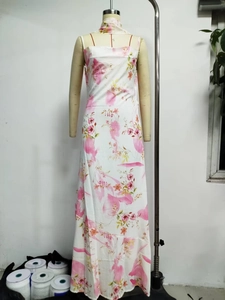 Détail de robe d'été blanche à fleurs roses avec écharpe de cou assortie en tissu