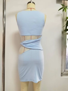 Robe sans manches bleu clair ajustée avec dentelle et détail torsadé au dos