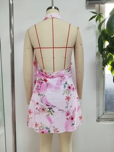 Vue de dos d'une robe licou fleurie rose avec un grand dos nu et un design sans manches