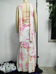 Détail de la robe blanche dos nu à fleurs avec rubans élégants et imprimé floral rose