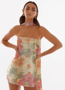 Detailansicht des Blumen-Schlauchkleides mit passendem Choker-Halsband auf weißem Hintergrund