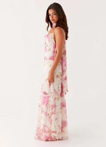 Détail de la robe à imprimé floral rose avec tour de cou assorti et fines bretelles