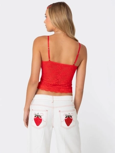Camisole en dentelle rouge avec pantalon blanc brodé de fraises et petit nœud rose