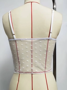 Vue arrière détaillée du caraco en dentelle blanche avec broderie cœur et coutures corset