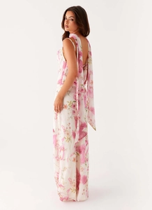 Détail du tissu en soie avec imprimé floral violet et design dos nu à rubans élégants