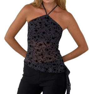 Détails du haut dos nu avec flocage floral en velours noir et ourlet irrégulier élégant