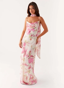 Détail de la robe longue fleurie élégante avec col bénitier et cravate de cou assortie