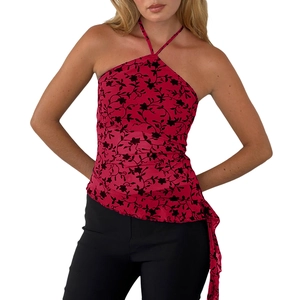 Détail du haut dos nu rouge foncé avec motifs floraux noirs et ourlet asymétrique drapé