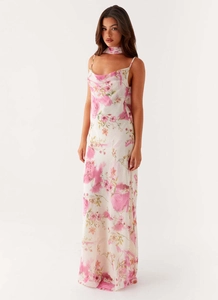 Détail d'une robe longue fleurie dos nu avec col bénitier et foulard assorti
