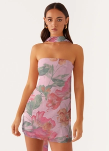 Detailansicht des rosa geblümten Chiffon-Bodycon-Kleids mit passendem Halstuch-Detail
