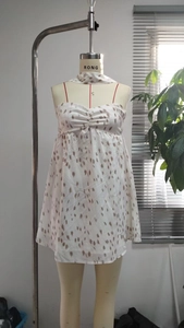 Détail d'une mini-robe dos nu à imprimé avec design plissé sur le buste et fines bretelles