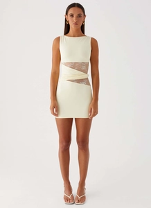 Détail d'une mini-robe crème sans manches avec maille en dentelle et jupe portefeuille