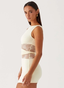 Détail de la dentelle à la taille sur une robe moulante beige sans manches