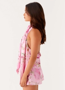 Détail de la robe licou rose à fleurs montrant le dos nu et la texture du tissu