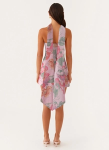 Detail eines geblümten Chiffon-Minikleids mit eleganten Rückenbändern und Tropenprint
