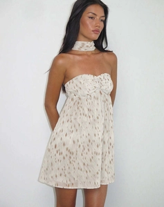 Détail d'une robe bustier courte imprimé léopard avec une écharpe de cou assortie