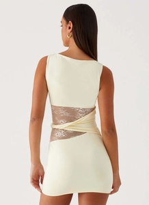 Détail d'une mini robe sans manches jaune clair avec dentelle au dos et design noué