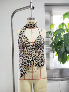 Detail von Neckholder-Top mit Leopardenmuster, passendem Schal und dünnen Trägern