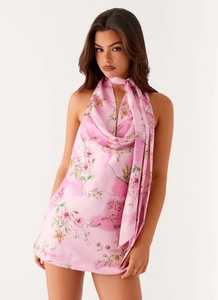 Détail de la robe en satin rose fleurie avec col bénitier licou et écharpe en soie chic
