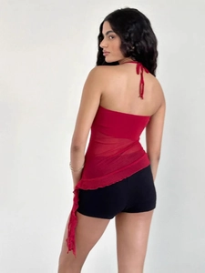 Haut licou en maille rouge avec volants irréguliers et short noir ajusté pour femme