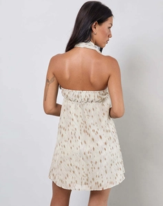 Détail d'une mini robe dos nu avec encolure licou et taille élastique froncée