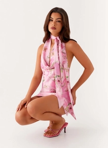 Détail d'une mini robe dos nu à fleurs roses avec drapé en satin et design sans manches chic