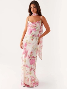 Robe moulante fleurie dos nu avec col bénitier et écharpe assortie sur mannequin