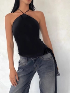 Haut licou noir rétro avec imprimé vintage et volants latéraux au design chic