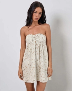 Détail d'une robe bustier avec poitrine froncée et imprimé léopard marron de style été