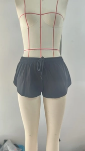 Detailansicht der schwarzen Mesh-Sportshorts mit elastischem Bund und praktischem Kordelzug