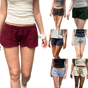 Detailansicht der Waffelstrick-Shorts mit Kordelzug und verschiedenen Farbvarianten