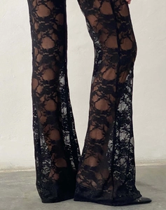 Gros plan sur un pantalon évasé en dentelle florale noire avec design rétro ajouré semi-transparent