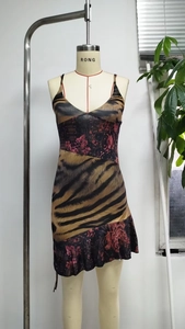 Détail de la robe moulante à col en V avec imprimé tigre et patchwork de fleurs