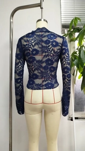 Vue arrière du haut ajusté en dentelle florale bleu marine sur un mannequin professionnel