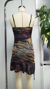 Détail d'une robe d'été à bretelles avec imprimé tigre et patchwork floral élégant