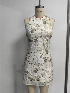 Détails d'une mini-robe dos nu Y2K blanche avec paillettes, perles et broderies franges