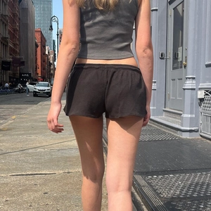 Rückansicht schwarzer Sport-Shorts für Damen mit elastischem Bund und Kordelzug