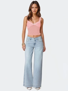 Détail du caraco rose en mesh à cœurs avec dentelle et jean large bleu clair