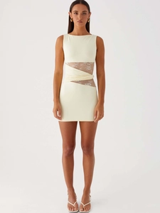 Robe courte sans manches crème avec détails élégants en dentelle blanche sur la taille